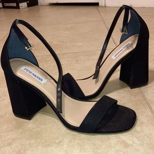 THEYRE NEW! I never wore them, they don’t fit me